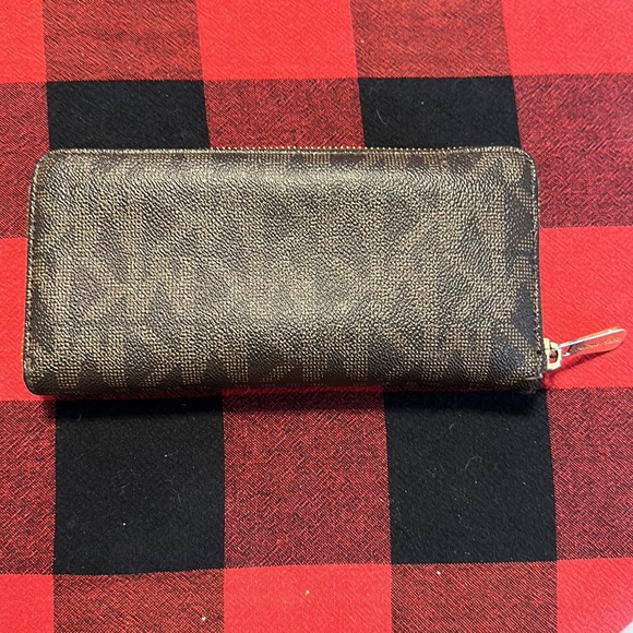 Michael Kors Zip wallet - Picture 3 of 10